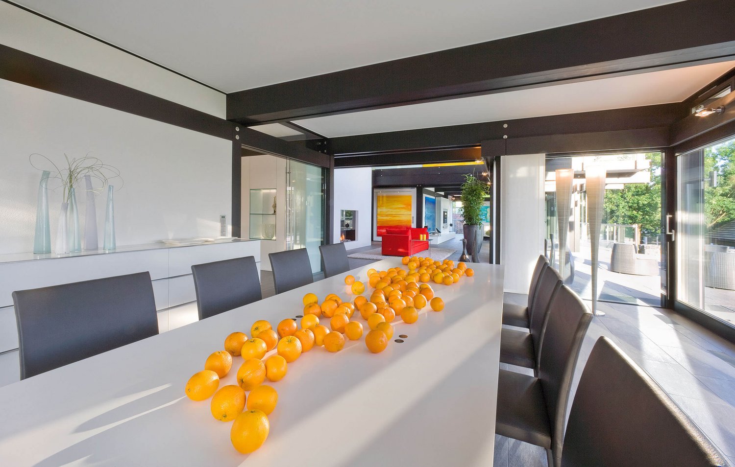HUF Dorf Musterhauszentrum ART 9 7 Elegantes Esszimmer mit einem langen Tisch und frischen Orangen