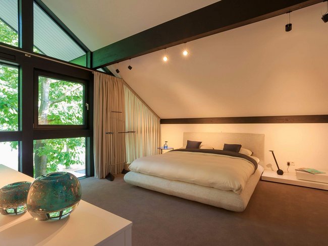 Modum7 10 Schlafen 3 Ein elegantes Schlafzimmer mit einfacher Bettgestaltung und natürlichem Licht