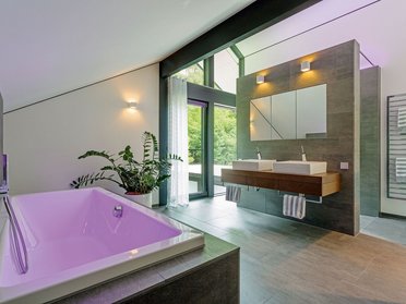 Moderne Badezimmergestaltung mit stilvollem Design Gemütliches Badezimmer mit freistehender Badewanne und eleganten Waschbecken