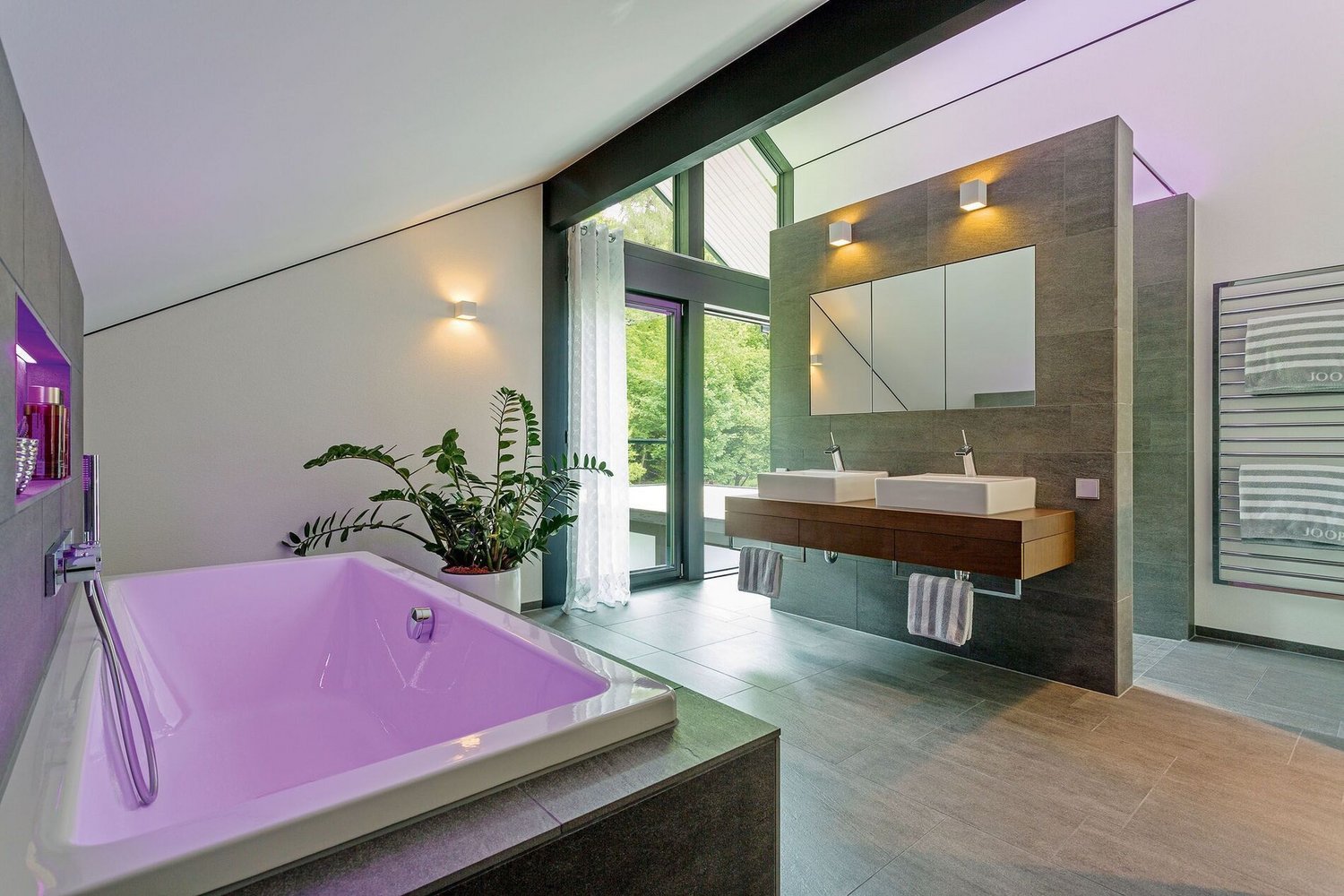 Moderne Badezimmergestaltung mit stilvollem Design Gemütliches Badezimmer mit freistehender Badewanne und eleganten Waschbecken