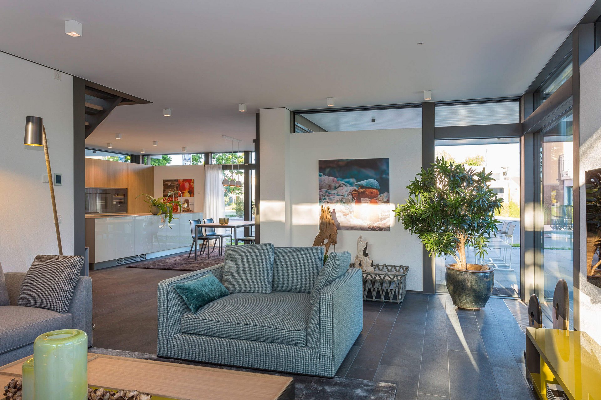 Ein stilvolles Wohnzimmer mit Möbeln, Pflanzen und natürlichem Licht