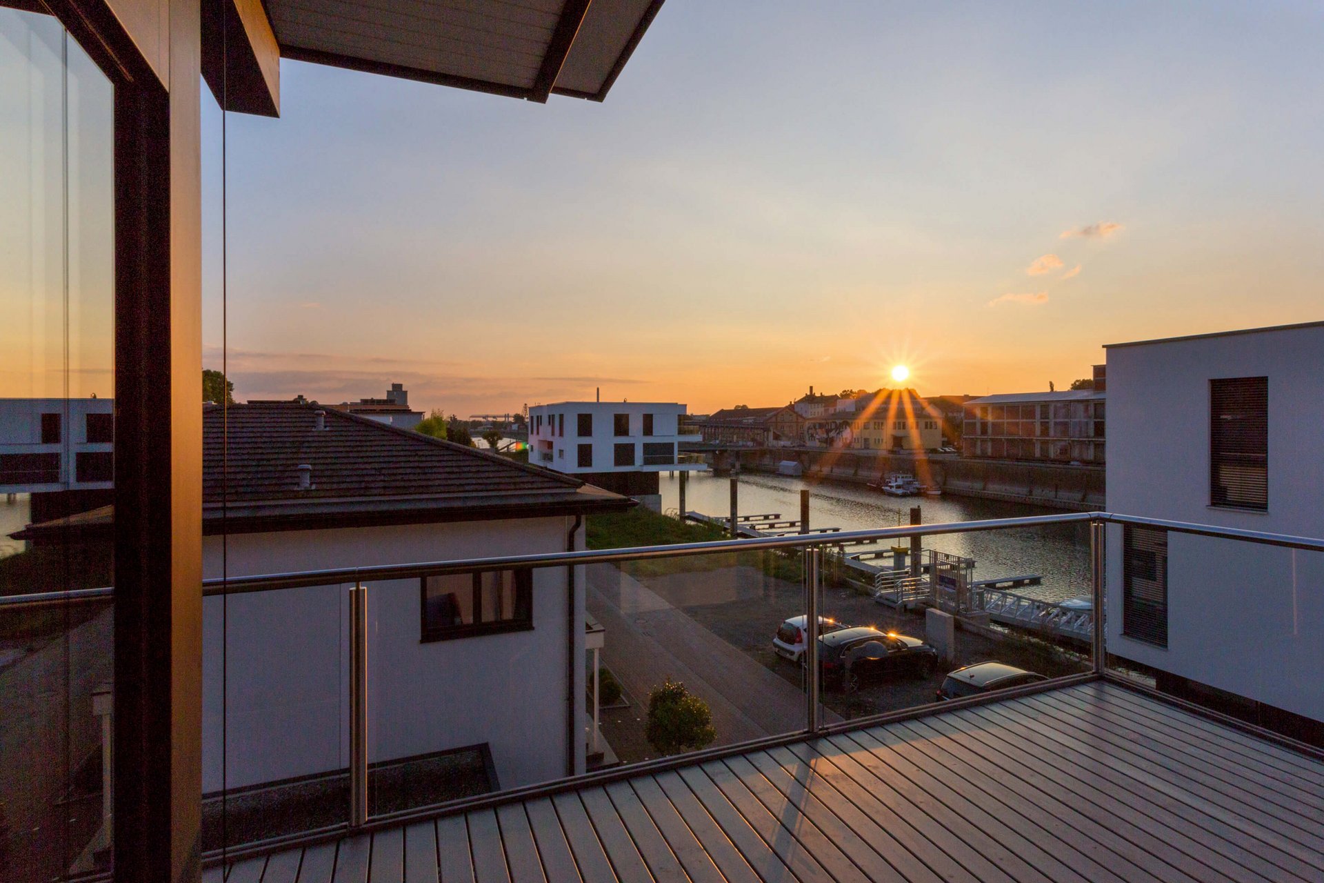 Balkonblick auf Bestandshaus mit Sonnenuntergang und Wasserblick