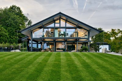 Architektenhaus mit großzügigen Glasflächen und offenem Wohnraum