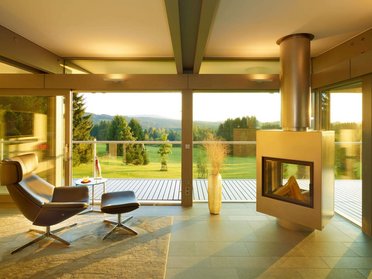 Elegantes Innenraumdesign mit moderner Architektur und schöner Aussicht