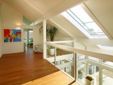 Moderne Innenarchitektur mit Holz und Glas in einem Fachwerkhaus
