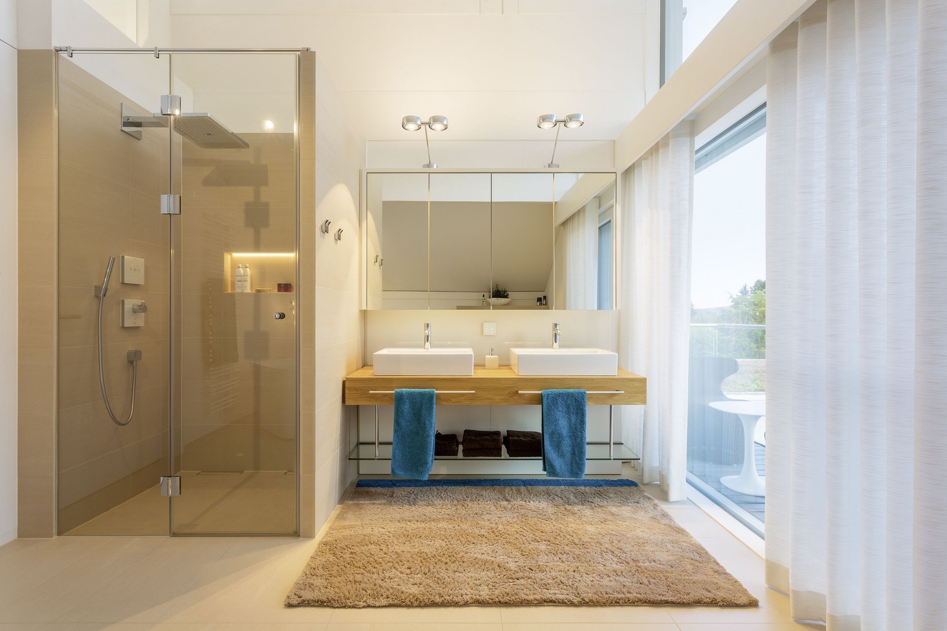 Schickes Badezimmer mit Doppelwaschbecken und Glasdusche