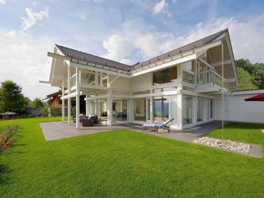 Modernes Architektenhaus voller Licht und Eleganz in der Natur