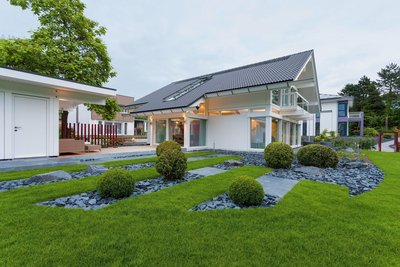 Haus mit flachem Dach und gepflegtem Garten mit Strukturen