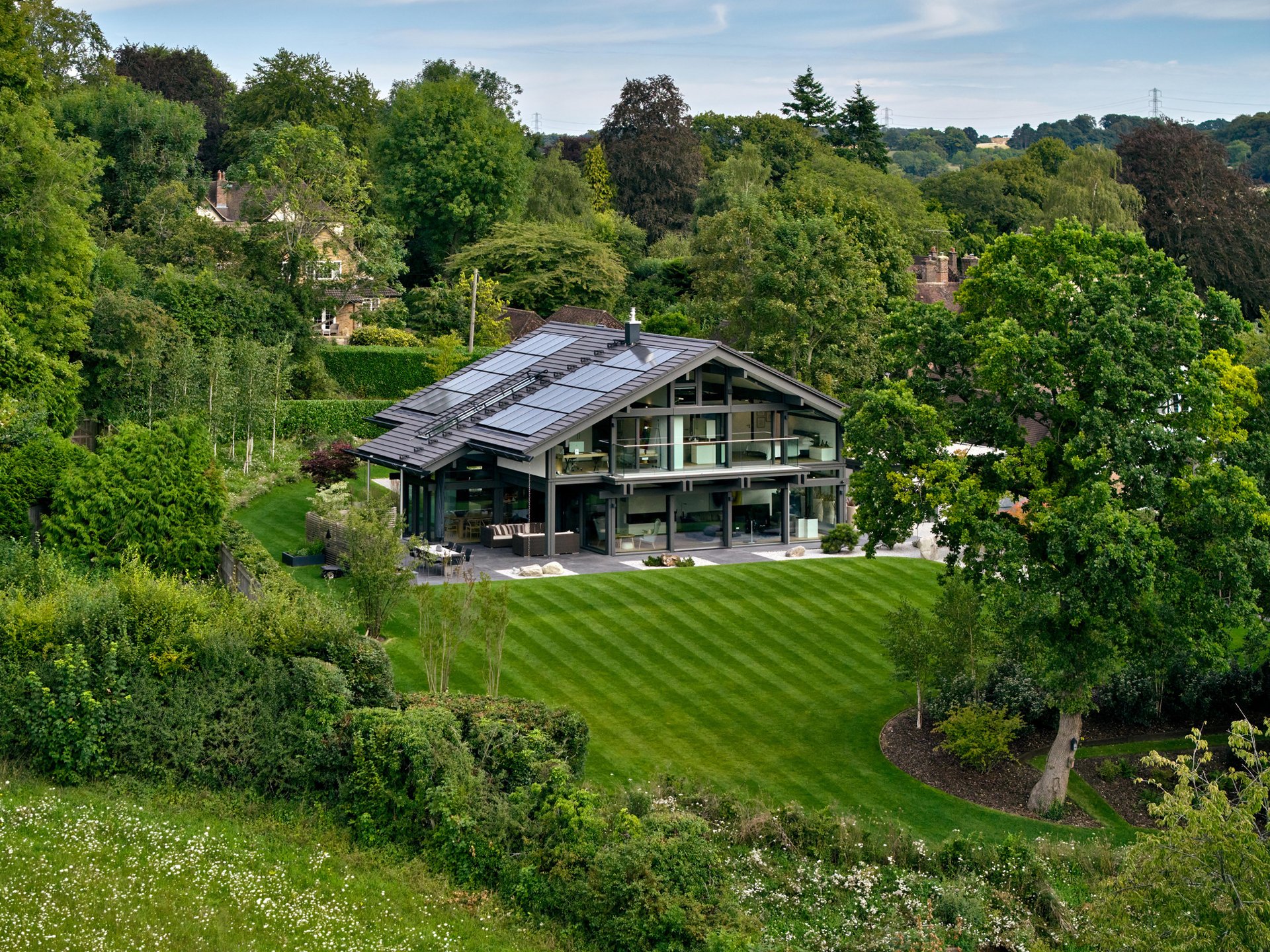 Modernes HUF Haus im Grünen mit Glasflächen Architektenhaus in Fachwerkbauweise mit Garten und Solaranlage.