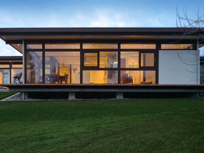 Architektenhaus im Grünen mit klaren Linien und großzügigen Glasflächen