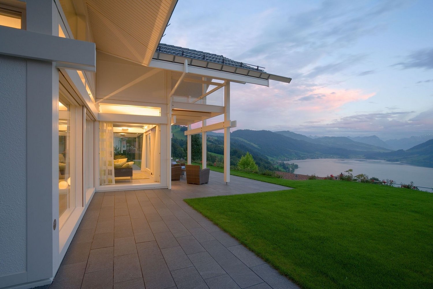 Elegantes HUF Haus in zeitloser Architektur Modernes Wohnen in einem HUF Haus mit traumhaftem Ausblick