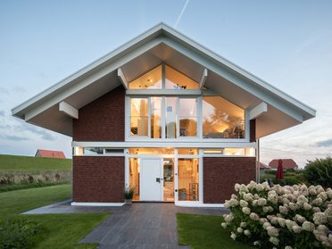Gemütliches Architektenhaus mit stilvollem Design Familienhaus mit großen Fenstern und moderner Architektur