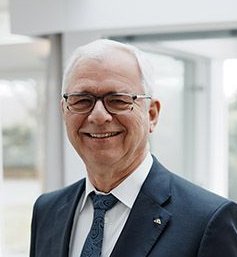 Professionelle Aufnahme eines Mannes in Anzug in modernem Umfeld