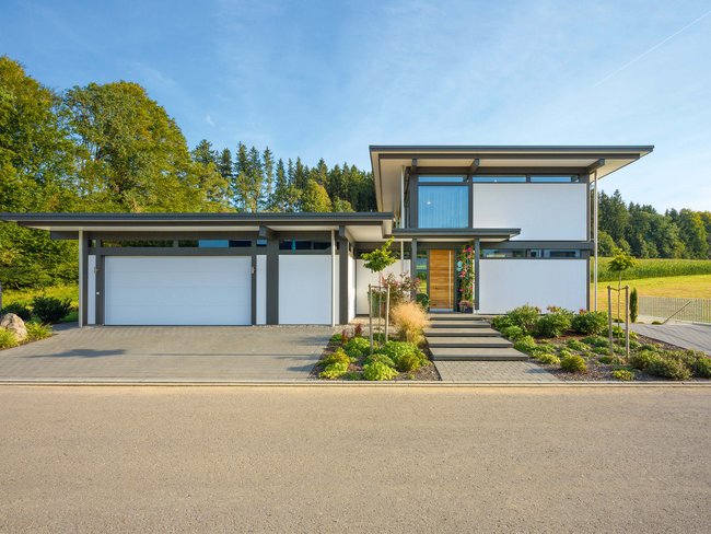Modernes Fachwerkhaus in stilvollem Design Futuristisches Fachwerkhaus mit klaren Linien und grünem Umfeld
