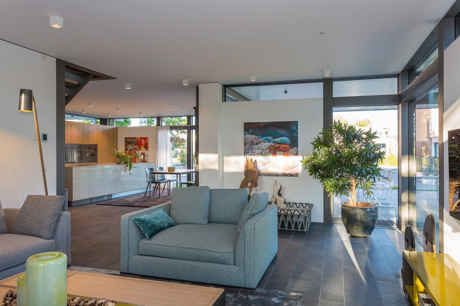 Modernes Wohnzimmer mit hellen Akzenten und Pflanzen Ansprechendes Design mit Möbeln, Kunstwerken und Tageslicht