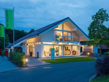 HUF Musterhaus Frankfurt weiss 14 Architektur eines modernen Wohnhauses mit großen Fenstern und Garten