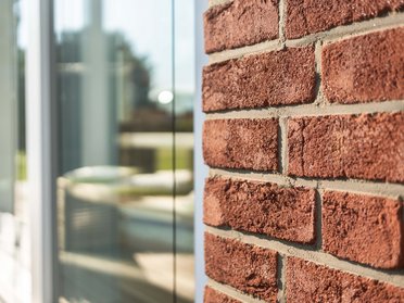 Stilvolles Architektenhaus mit Backsteinmauer Detailaufnahme einer Backsteinmauer neben einem Fenster