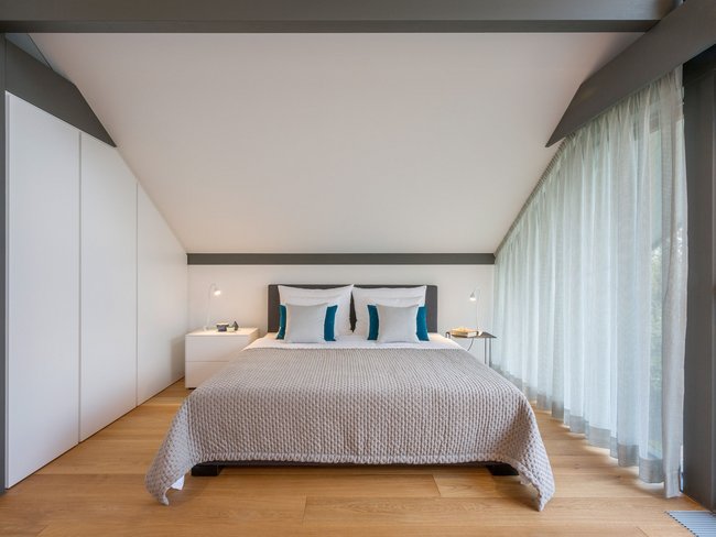 Helles Schlafzimmer mit minimalistischer Einrichtung und Holzboden