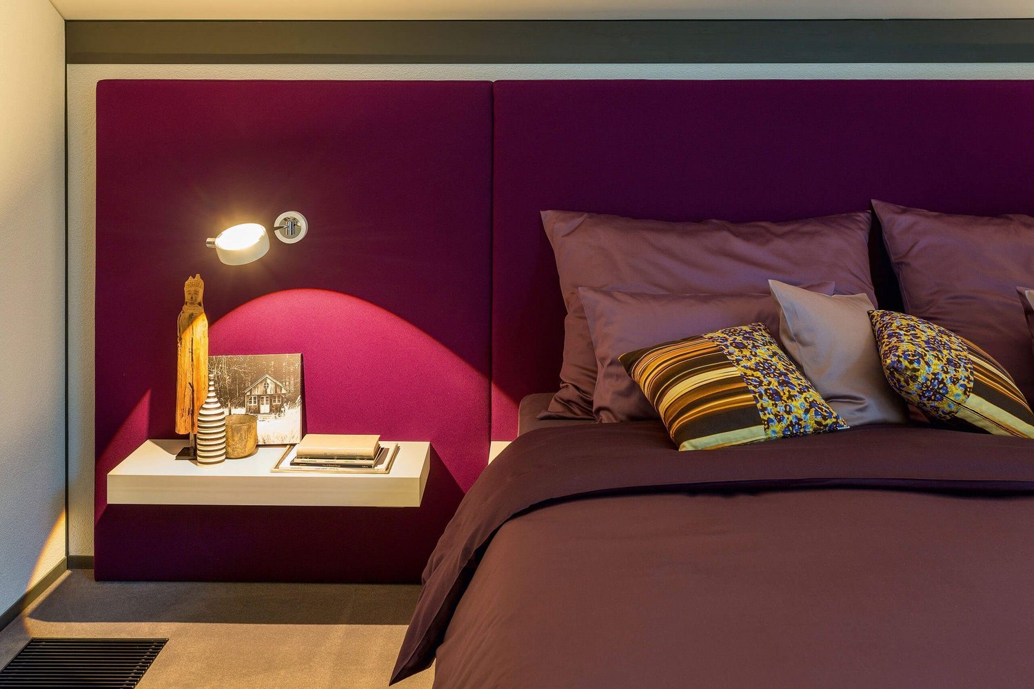 HUF show home London Brooklands 49 Stilvolles Schlafzimmer mit dekorativen Kissen und Nachttisch