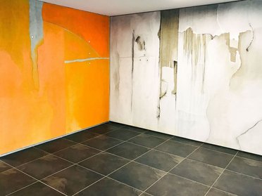 Innenansicht eines Bürogebäudes mit orange und grauen Wänden