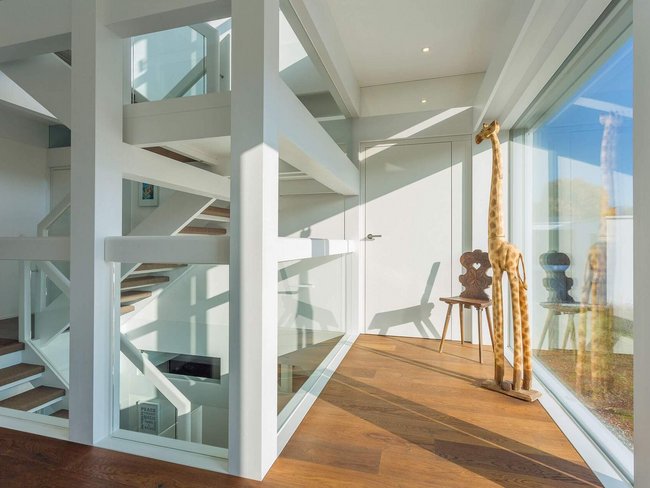 HUF Flachdach mit moderner Architektur und Eleganz Innenansicht eines modernen Hauses mit eleganter Treppe und Dekoration