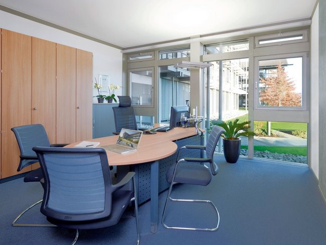 Bürogebäude HUF mit modernem Arbeitsplatz Innenansicht eines modernen Büros mit Pflanzen und hellem Licht