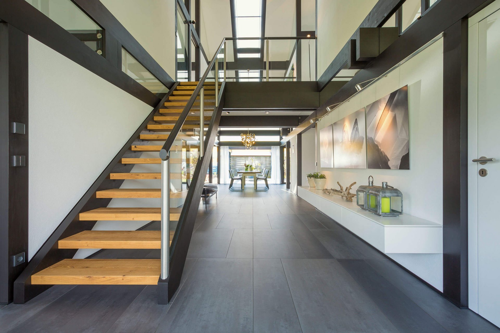 Moderne Treppe in stilvollem Wohnbereich Eleganter Innenraum mit Holztreppe und modernem Design