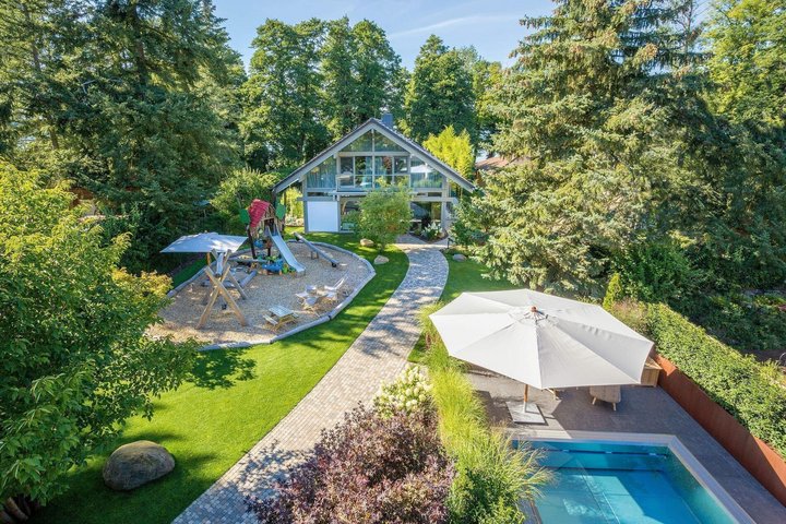 Ansicht von HUF Haus, Poolhaus und Spielplatz im Garten