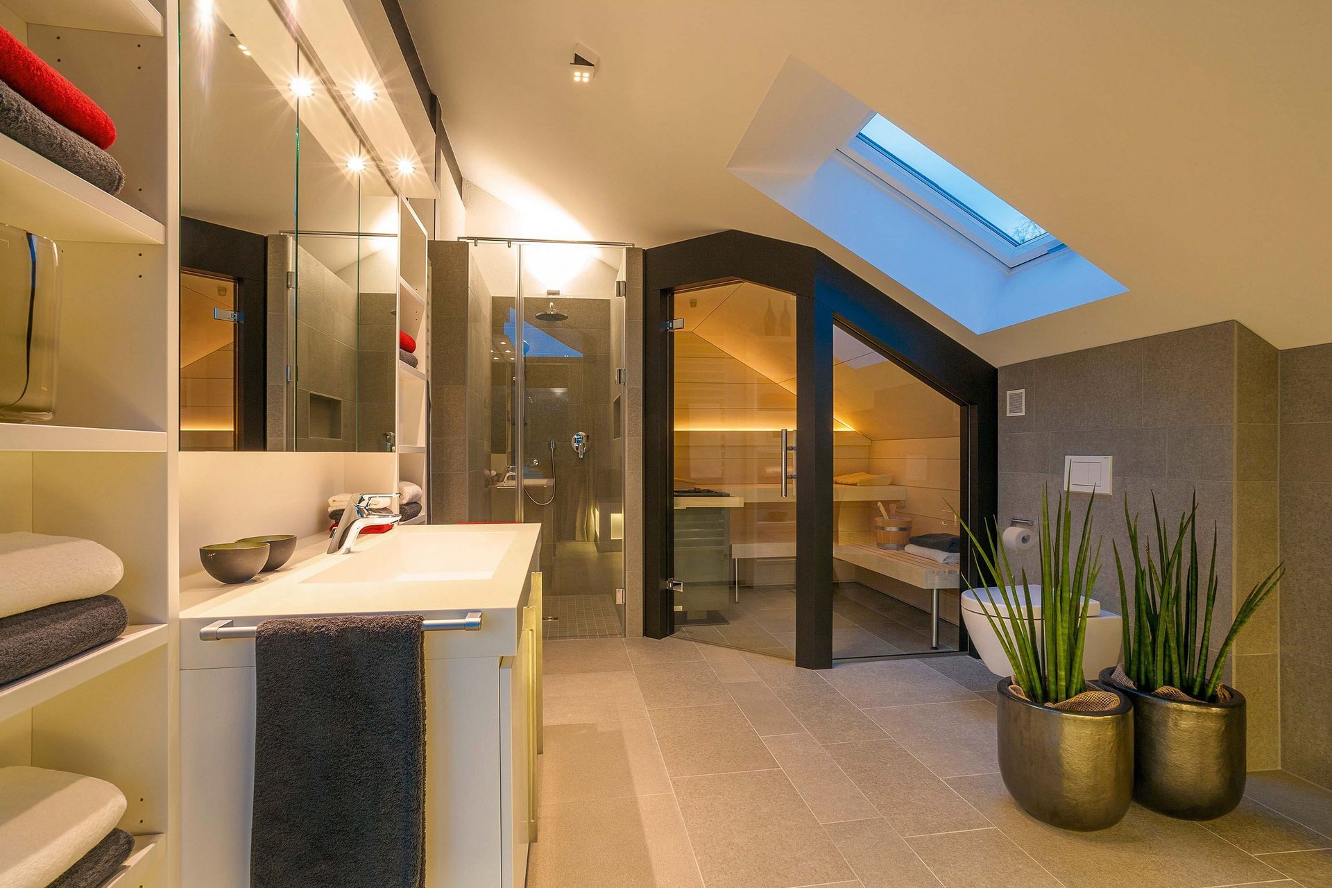Geräumiges Badezimmer mit Dusche, Badewanne und modernen Elementen