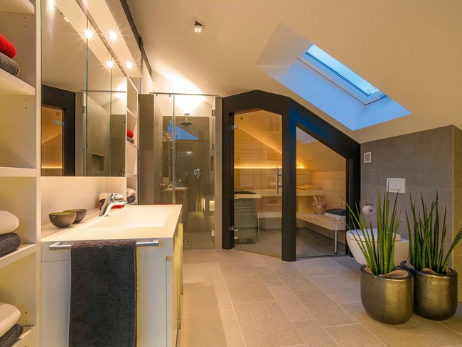 Geräumiges Badezimmer mit Dusche, Badewanne und modernen Elementen