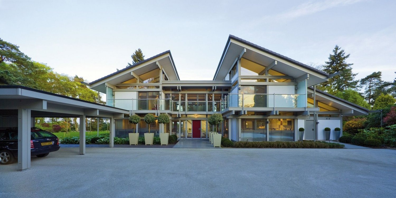 Modernes Einfamilienhaus in Holz-Glas-Architektur Ein modernes Einfamilienhaus mit innovativer Architektur und Garten