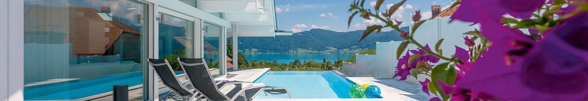 Terrassengarten mit Pool und Blick auf sanfte Hügel und See