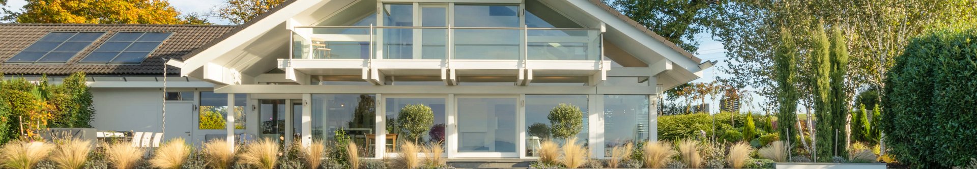 Elegantes Haus mit Fachwerk und modernem Design in grüner Umgebung