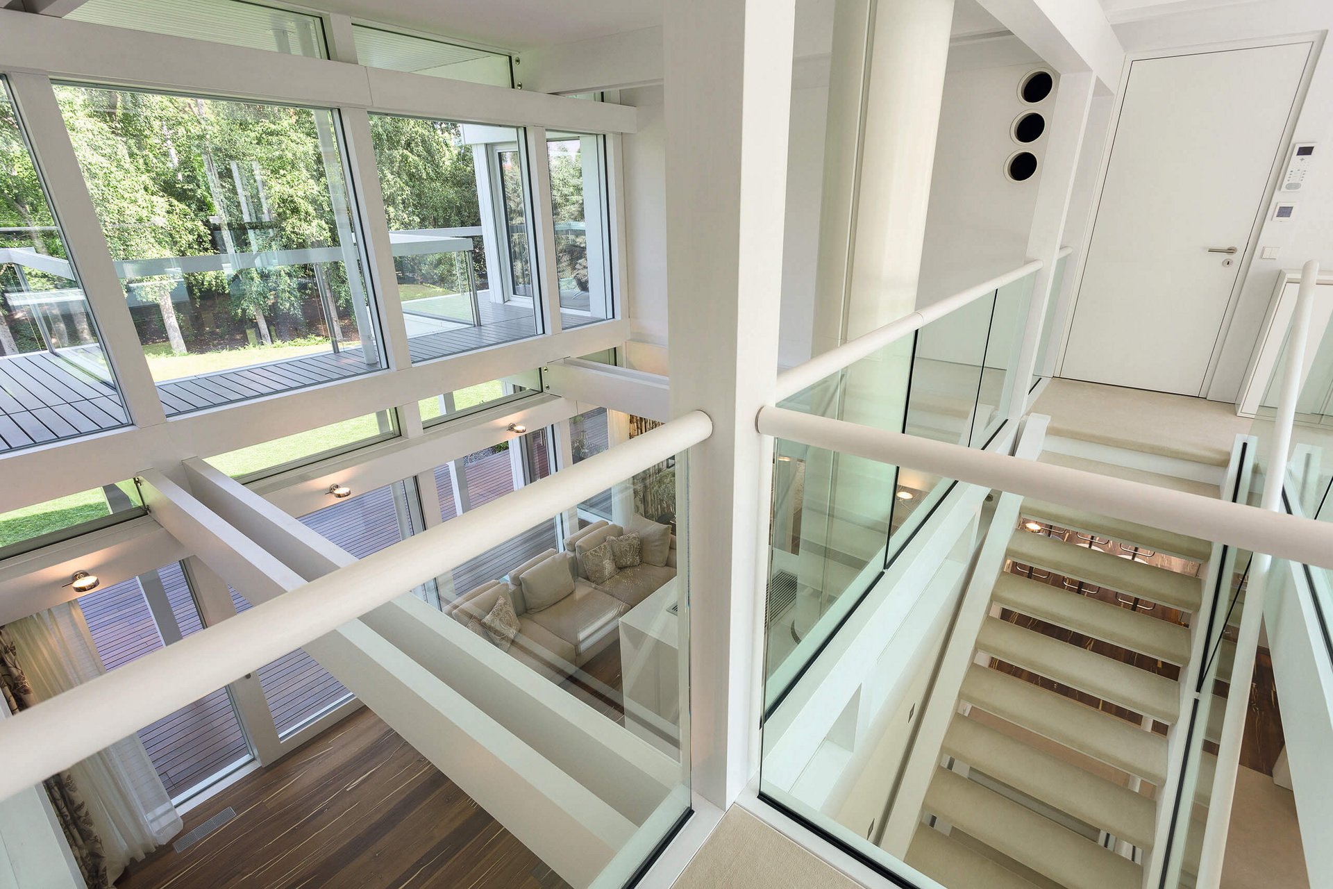 Moderne Architektur mit Glas und Holz im Innenraum Innenansicht eines modernen Hauses mit Treppen und großen Fenstern