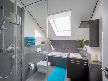 Helles Badezimmer mit Dusche, Badewanne und eleganten Möbeln