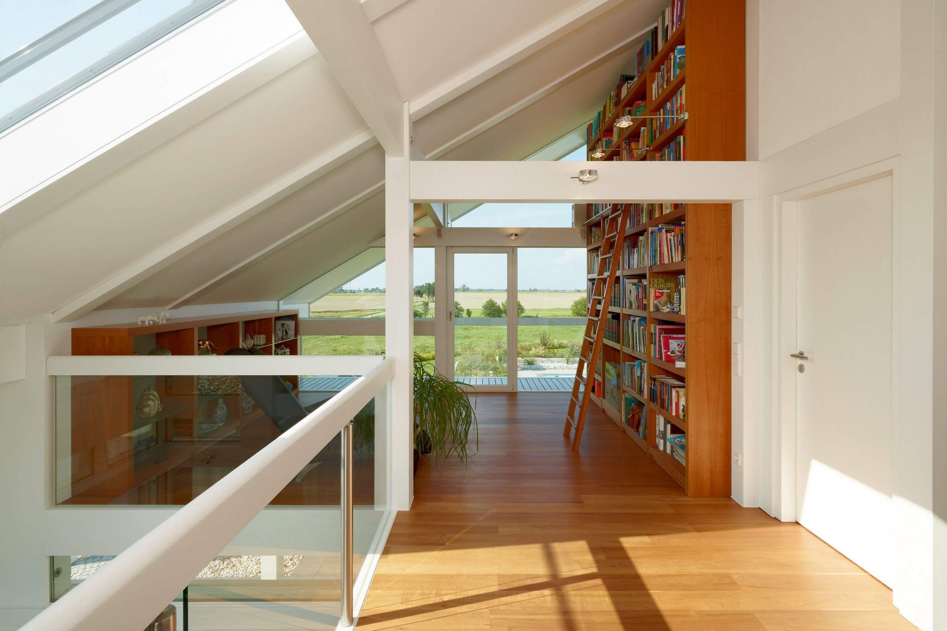 Innenansicht eines modernen Raums mit Bücherregalen und großen Fenstern