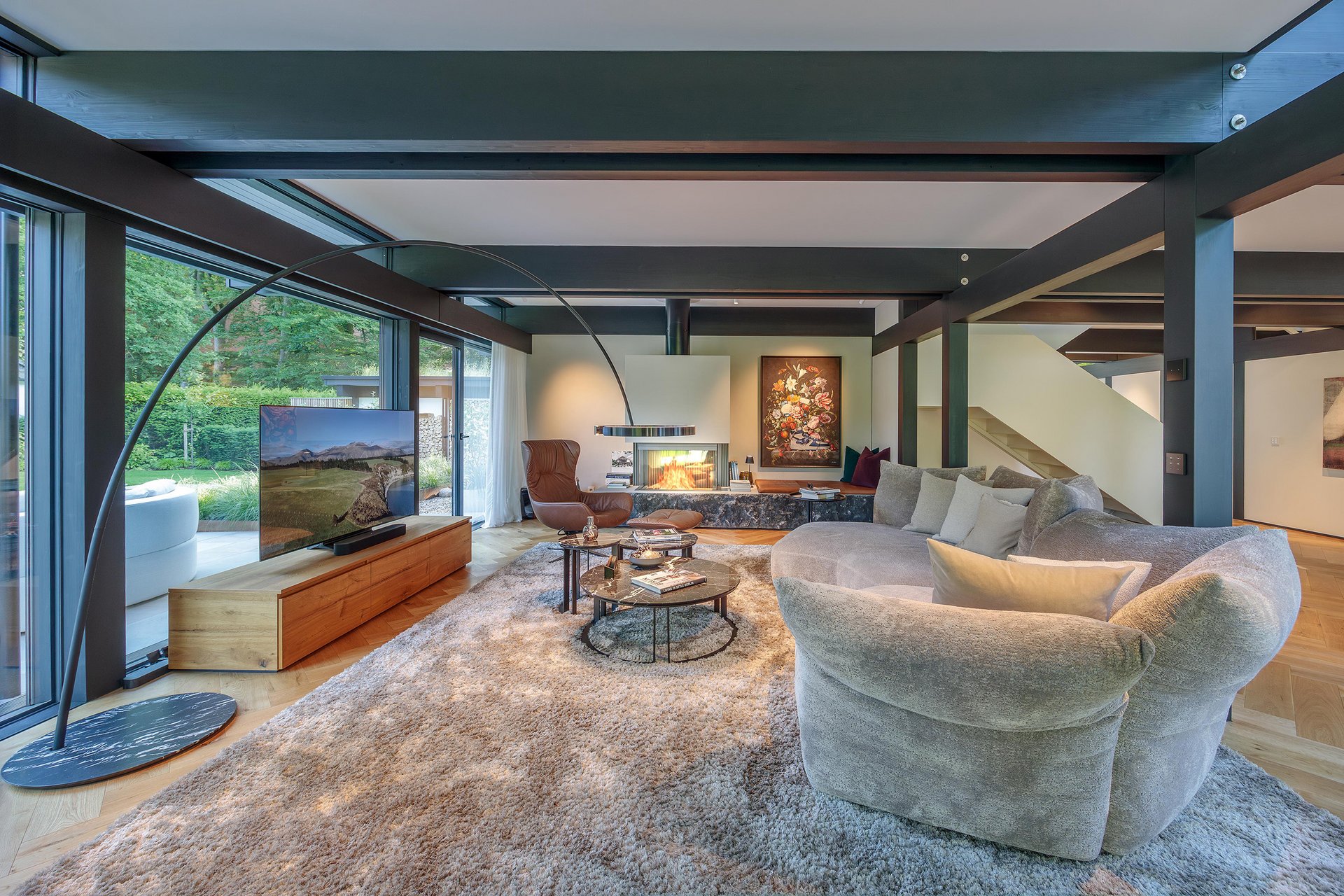 Gemütliches Wohnzimmer im HUF Haus mit modernem Design Ein stilvolles Wohnzimmer im HUF Haus mit bequemer Couch und Kamin