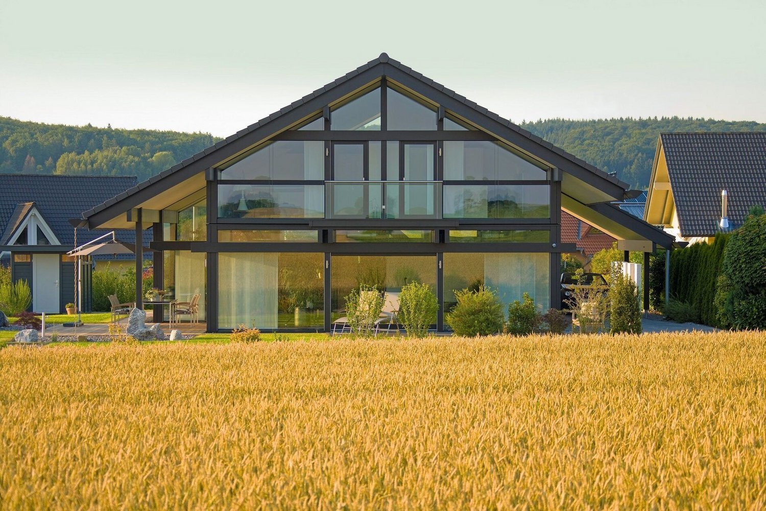 Modernes Architektenhaus in ländlicher Umgebung Stilvolles Haus mit großen Fenstern und Garten im Vordergrund