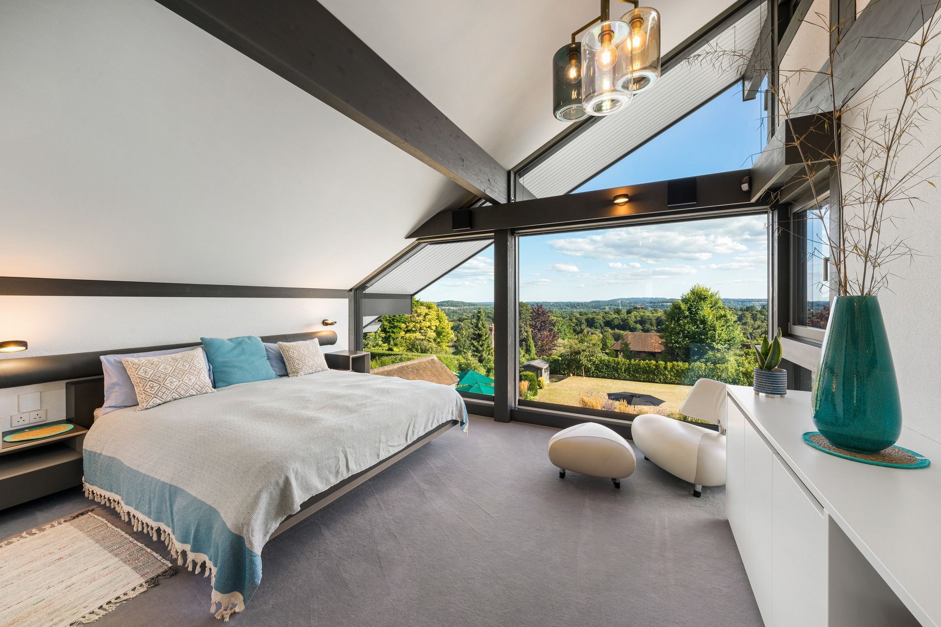 Fertighaus Schlafzimmer mit Aussicht Moderne Inneneinrichtung mit großem Fenster und Blick ins Grüne