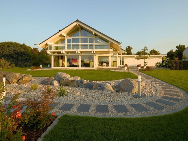 Moderne Architektur eines Fachwerkhauses mit gepflegtem Außenbereich.