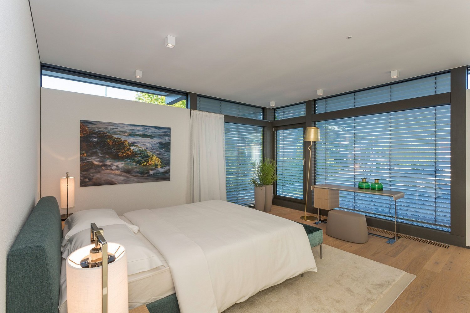 Modernes Schlafzimmer mit Glasfenstern und minimalistischer Einrichtung Helles und luftiges Schlafzimmer mit Blick auf die Natur und einfachen Möbeln