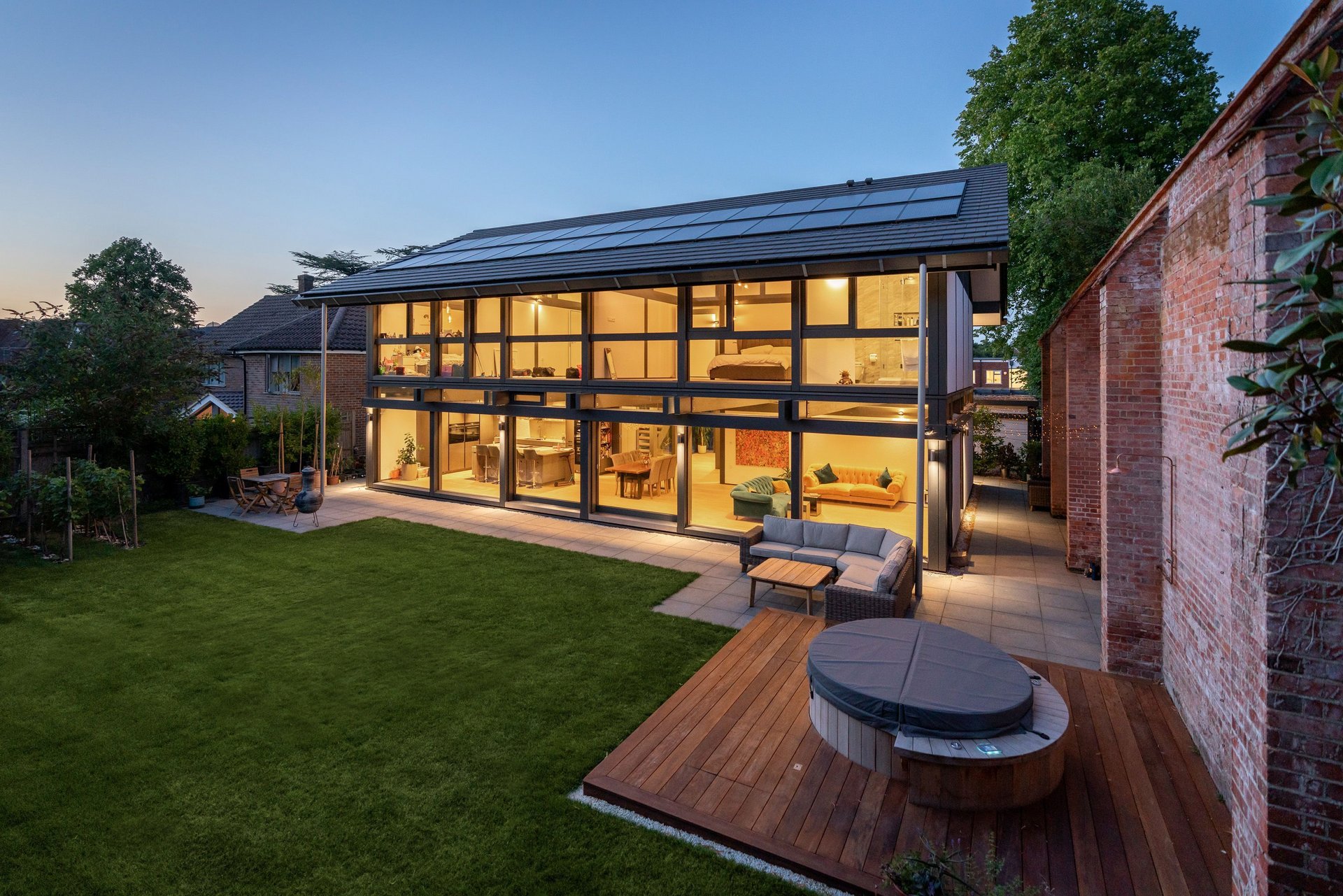 Modernes Stadthaus mit großen Fenstern und Garten Futuristisches Stadthaus mit Solaranlage und Außenbereich