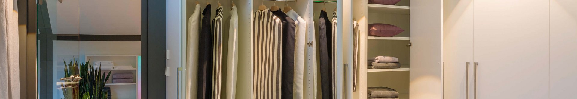 Begehbarer Kleiderschrank mit Glastisch und stilvollen Regalen