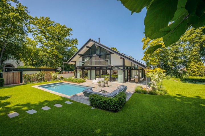Architektenhaus mit Pool und großzügigem Garten in lichtdurchflutetem Design