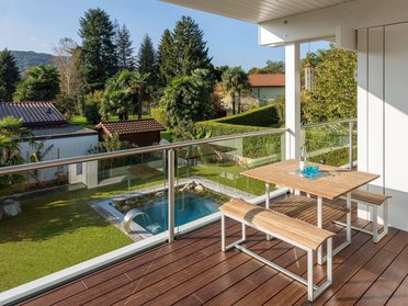 Modernes Flachdach mit eleganter Architektur und Gartenblick Ein elegantes Flachdach mit Blick auf einen gepflegten Garten und Pool