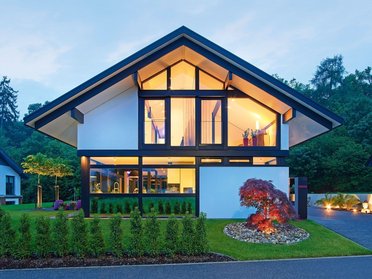 Modernes Familienhaus mit stilvollem Design Gemütliches Architektenhaus in schöner Umgebung bei Dämmerung