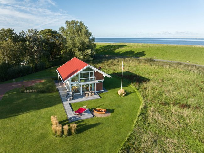 Gemütliches Architektenhaus am Strand Stilvolles Familienhaus in einer grünen Umgebung nahe dem Wasser.