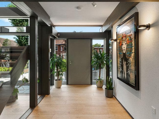 Modernes Stadthaus Innenansicht mit Kunst und Pflanzen Helle Fluransicht mit modernen Elementen und Kunstwerken