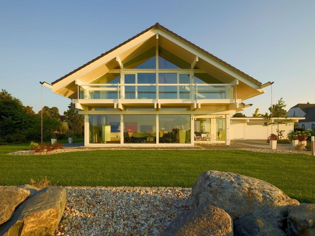 Moderne Architektur eines Fachwerkhauses mit großen Fenstern und Garten