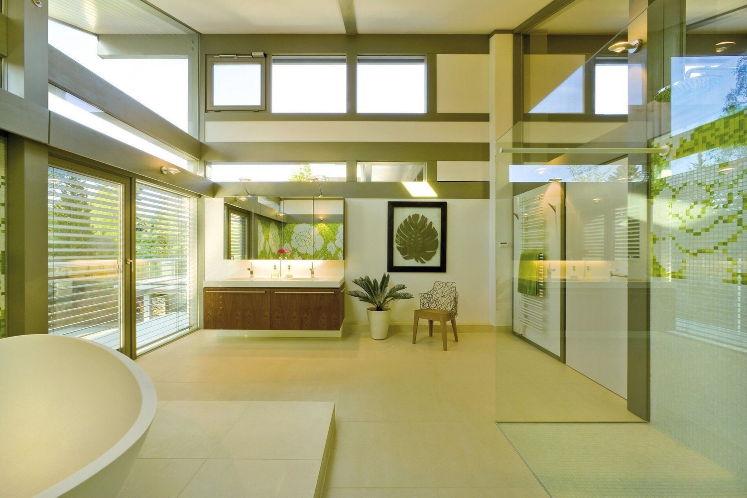 Moderne Holz-Glas-Architektur im Badezimmer Lichtdurchflutetes Badezimmer mit modernen Materialien und Pflanzen